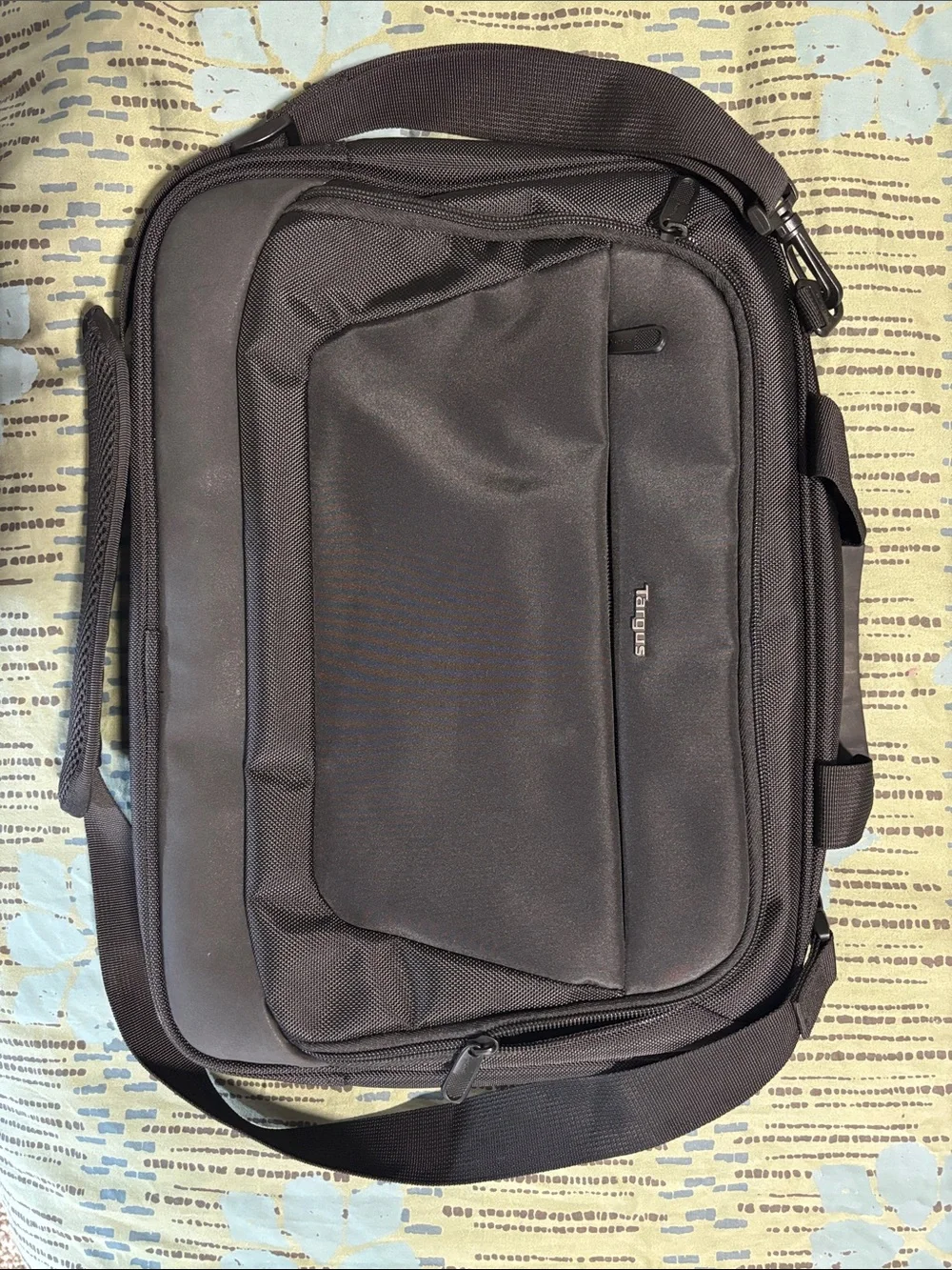 Brand new Targus Black Laptop Messenger Bag with Shoulder Strap